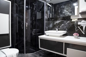 Shower, rainfall showerhead, free toiletries, hair dryer - Hatton Suites Esenboga (Ankara)