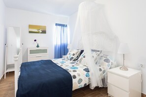 3 bedrooms, iron/ironing board, WiFi, bed sheets