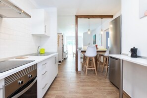 Mikroaaltouuni, uuni, liesi, kahvin-/teenkeitin