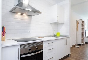 Mikroaaltouuni, uuni, liesi, kahvin-/teenkeitin