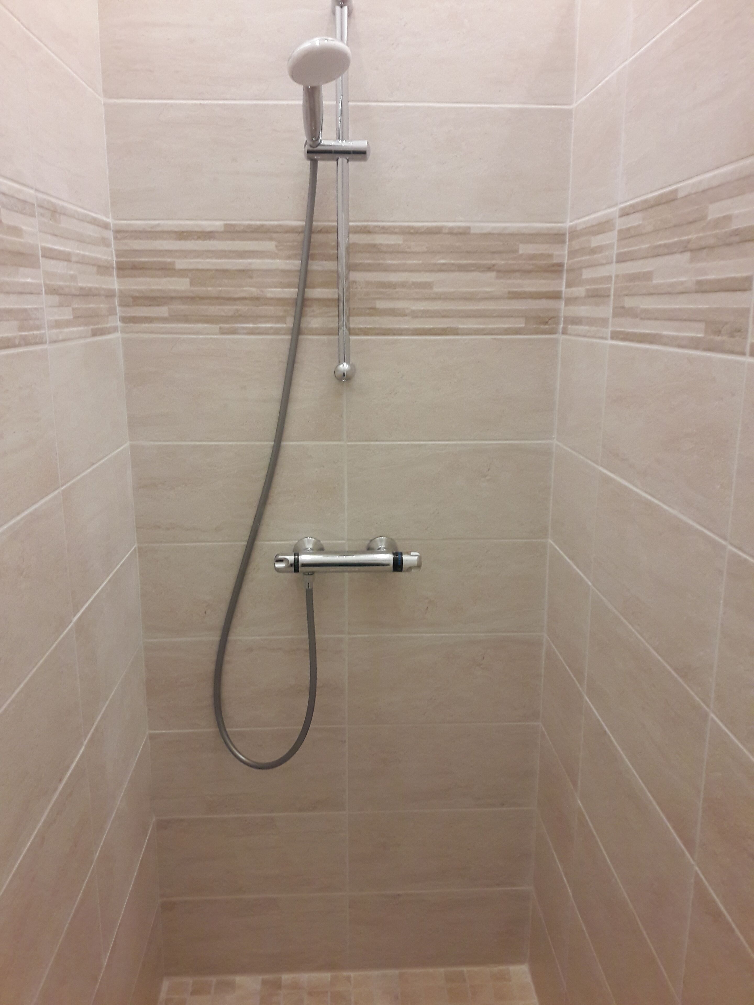 Doccia, asciugamani, carta igienica