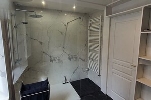 Dusche, Haartrockner, Handtücher