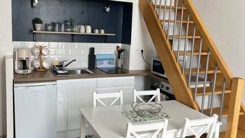 Een koelkast, een microgolfoven, een oven, een kookplaat