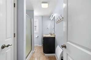 Shower, towels, soap, shampoo - Hit The Beach by Carolina Getaway (Kure Beach)