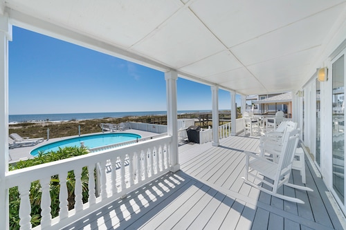 SEA2SKY, Ocean front at Kure Beach, private pool and heated spa, great ocean views!