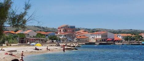 Plage à proximité, chaises longues