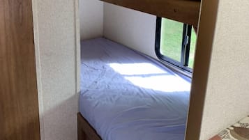 1 quarto, escrivaninha, ferros/tábuas de passar roupa, berço de viagem