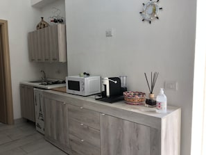 Een koelkast, een microgolfoven, een kookplaat