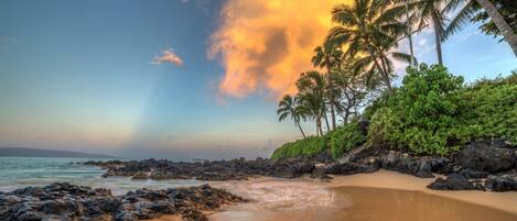 Nær stranden og strandhåndklær
