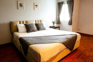 Una scrivania, tende oscuranti, Wi-Fi gratuito, lenzuola