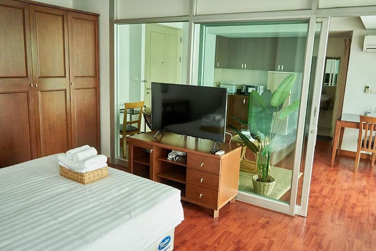 Desk, blackout curtains, free WiFi, bed sheets
