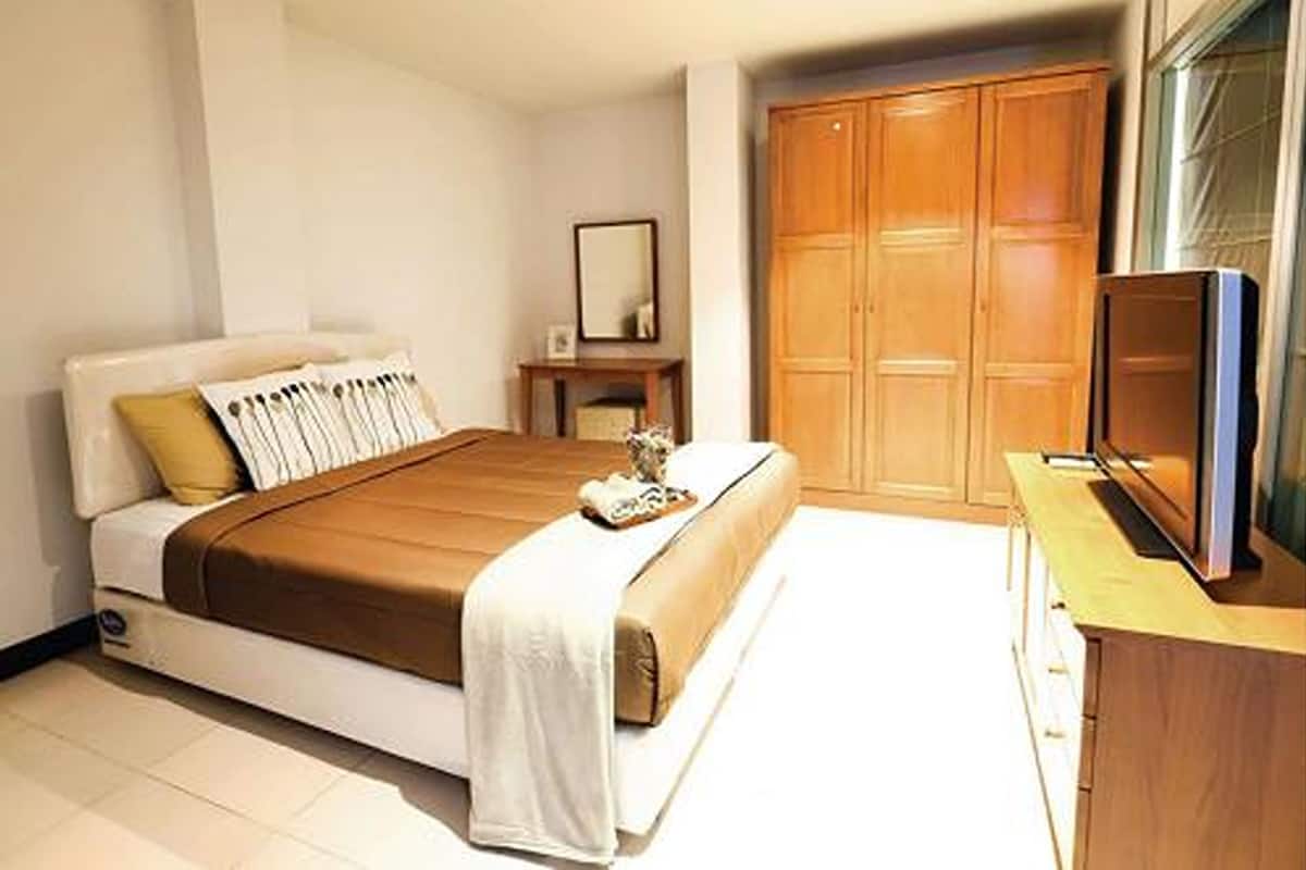 Desk, blackout curtains, free WiFi, bed sheets