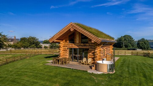 Eildon Melrose Holiday Cottages & Log Cabins - Luxury Log Cabin with Hot Tub