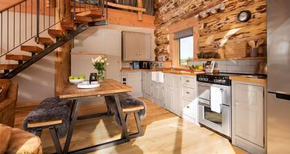 Eildon Melrose Holiday Cottages & Log Cabins - Luxury Log Cabin with Hot Tub