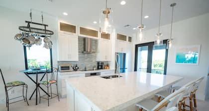 NEW VILLA: STUNNING Gulf & Bay views, 2 min walk to beach, private pool/spa/dock