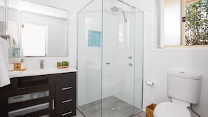 Bathtub, hair dryer, towels - Coastaway - Pet Friendly - 3 Min Walk to Beach (Culburra Beach)