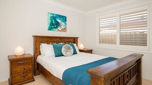 4 chambres, bureau, fer et planche à repasser, lit parapluie