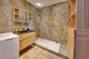 Dusche, Haartrockner, Handtücher, Seife
