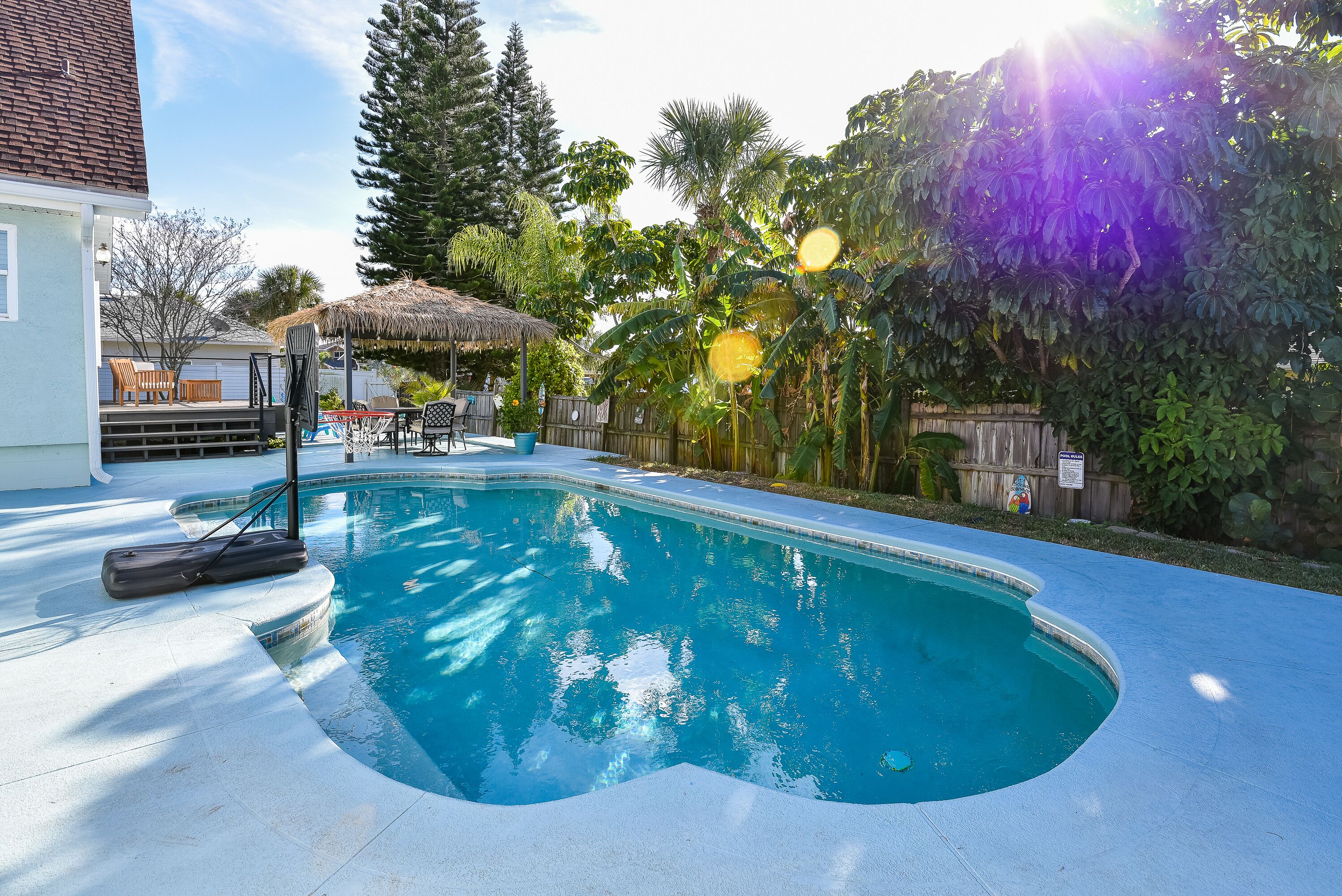 Heated pool, walk to beach, tiki hut