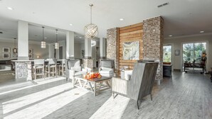 Een ruime woonkamer met een moderne keuken, een eettafel met stoelen en een groot raam dat zorgt voor veel daglicht.