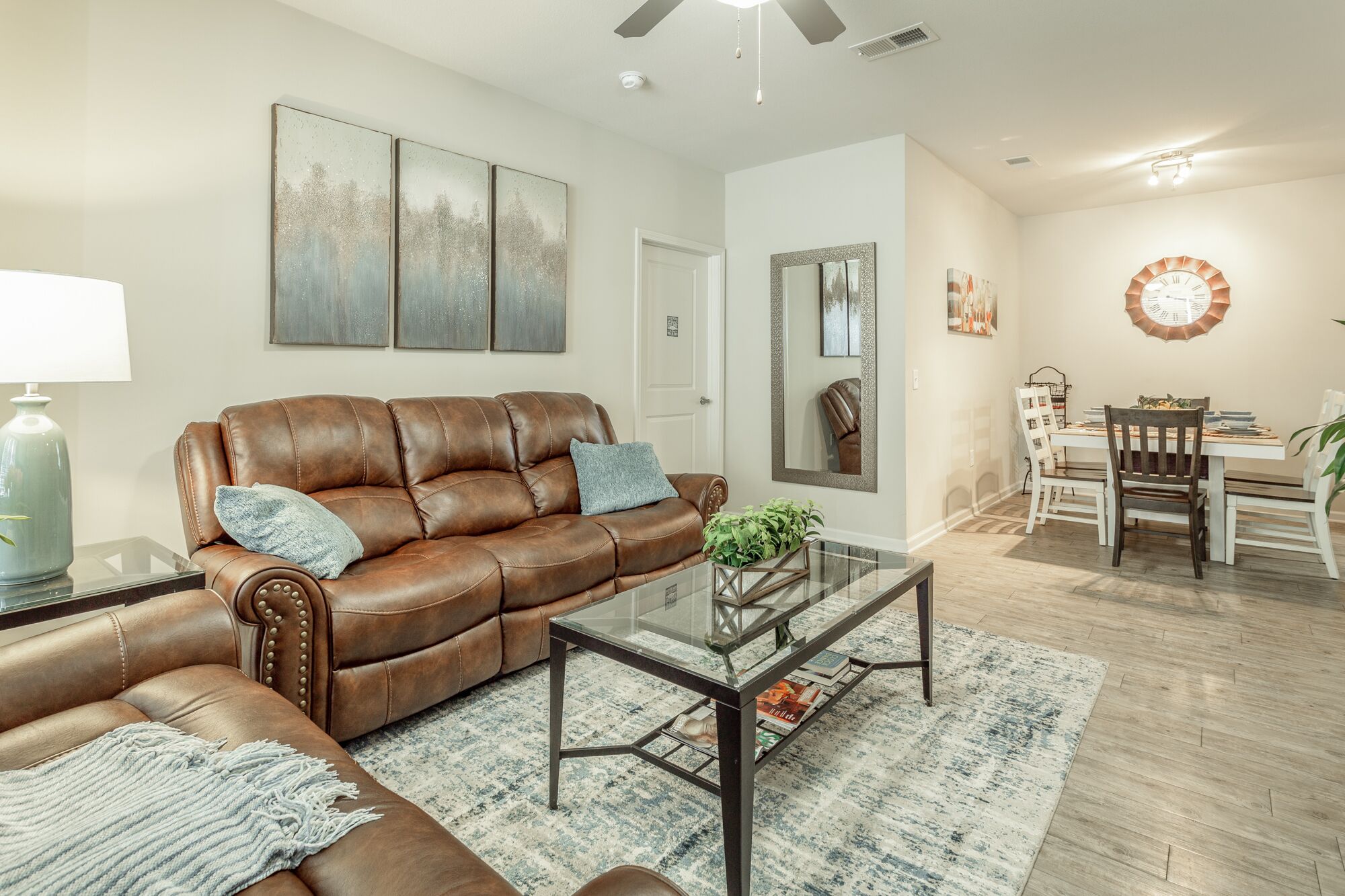 Smart-TV, Kamin, Bücher, Computerbildschirme