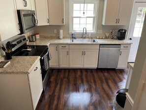 Køleskab, mikrobølgeovn, ovn, kogeplade