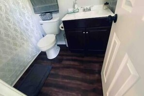 Kombination af bruser/badekar, hårtørrer, håndklæder