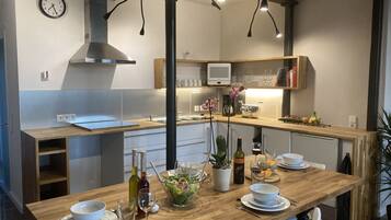 Kühlschrank, Mikrowelle, Ofen, Herdplatte