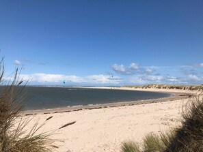 靠近海滩、沙滩椅