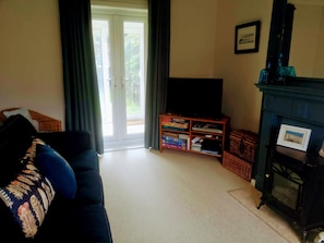 TV, fireplace, DVD player, books - Comfy, spacious house, great base for couples and families, dogs welcome.      (Embleton)