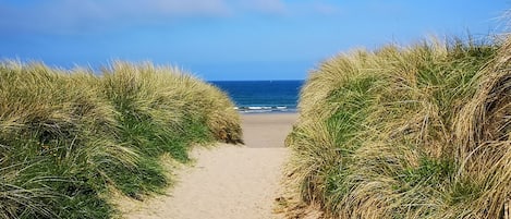 Plage à proximité, chaises longues