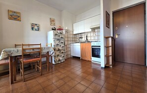 Réfrigérateur, four, plaque de cuisson, cafetière/bouilloire