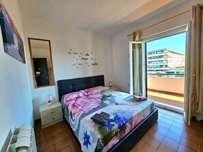 1 soverom, skrivebord, strykejern/-brett og wi-fi (inkludert)