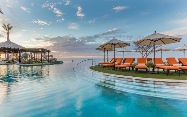 Een buitenzwembad, een infinity pool