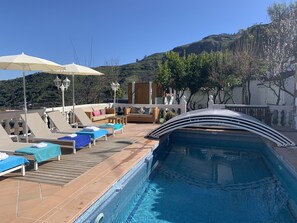 Een buitenzwembad en een verwarmd zwembad