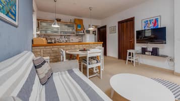 Una televisión, una chimenea