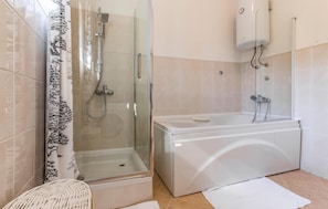 Combined shower/tub