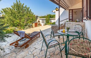 Outdoor dining - 2 bedroom lovely home in Pula (Pula)