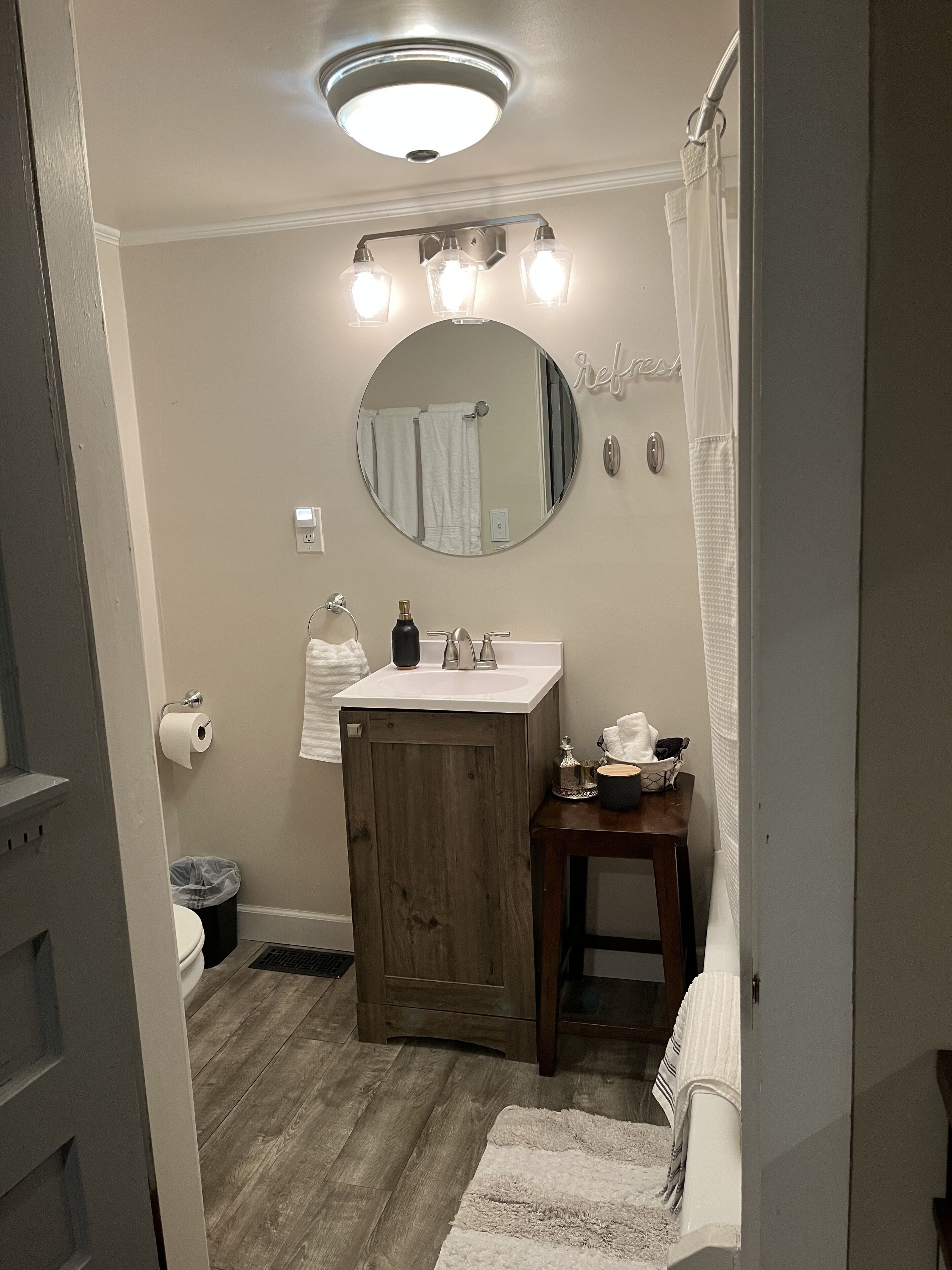 Een bad/douchecombinatie, een haardroger, handdoeken, zeep