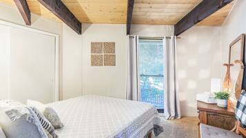 4 bedrooms, desk, iron/ironing board, travel cot