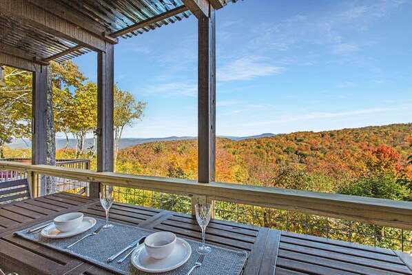Outdoor dining - Relaxation with panoramic views everywhere you look! 1 minute drive to Resort. (Beech Mountain)