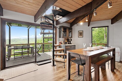 Relaxation with panoramic views everywhere you look! 1 minute drive to Resort.