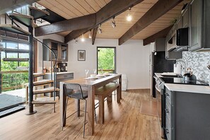 Réfrigérateur, four à micro-ondes, un four, surface de cuisson