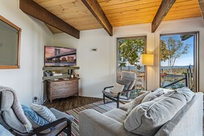 Smart TV, fireplace, video games, DVD player - Relaxation with panoramic views everywhere you look! 1 minute drive to Resort. (Beech Mountain)