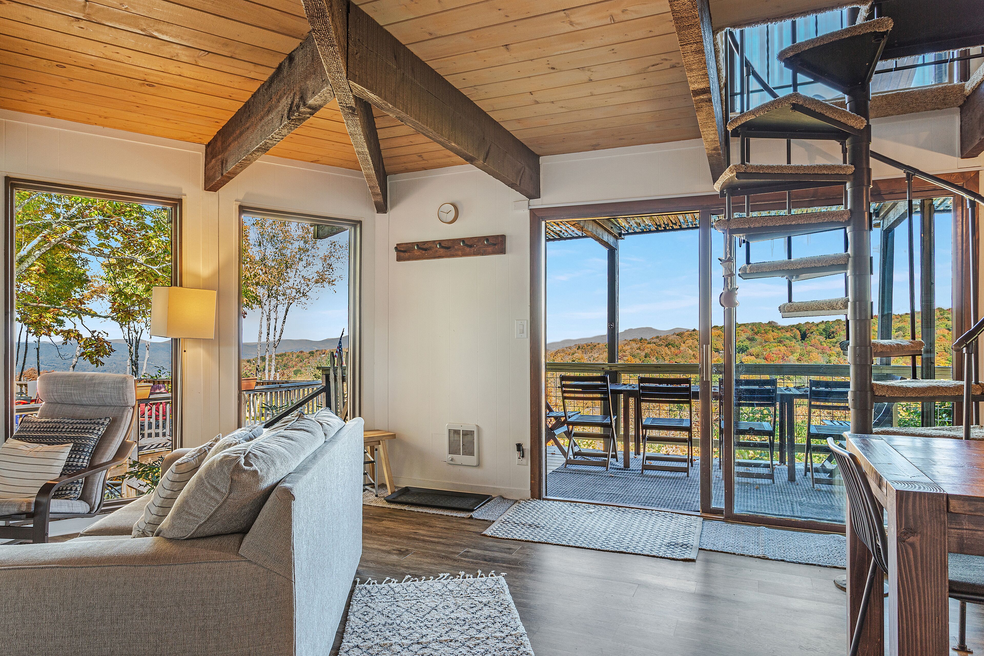 TV connectée, cheminée, jeux vidéo, lecteur de DVD