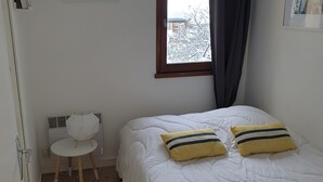 2 室のベッドルーム、デスク、アイロン / アイロン台、旅行用ベビーベッド