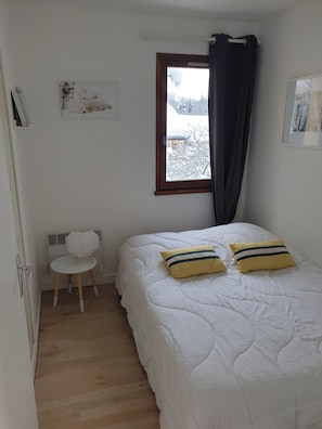 2 bedrooms, desk, iron/ironing board, travel cot