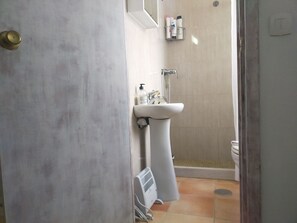 Haartrockner, Handtücher, Seife, Toilettenpapier