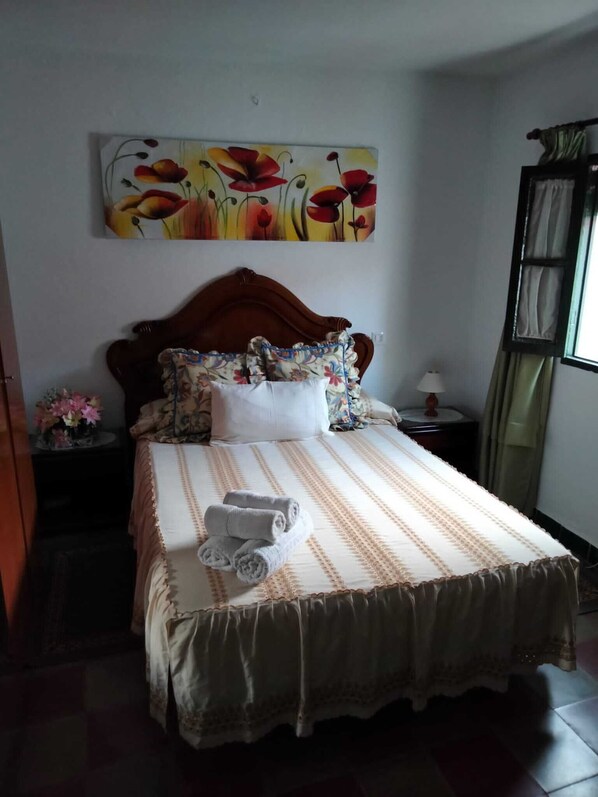 1 habitación, tabla de planchar con plancha, wifi gratis y ropa de cama 