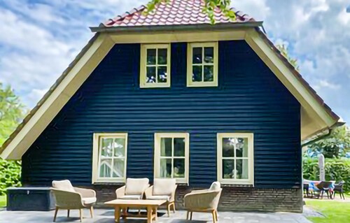 Amazing home in Exloo with WiFi